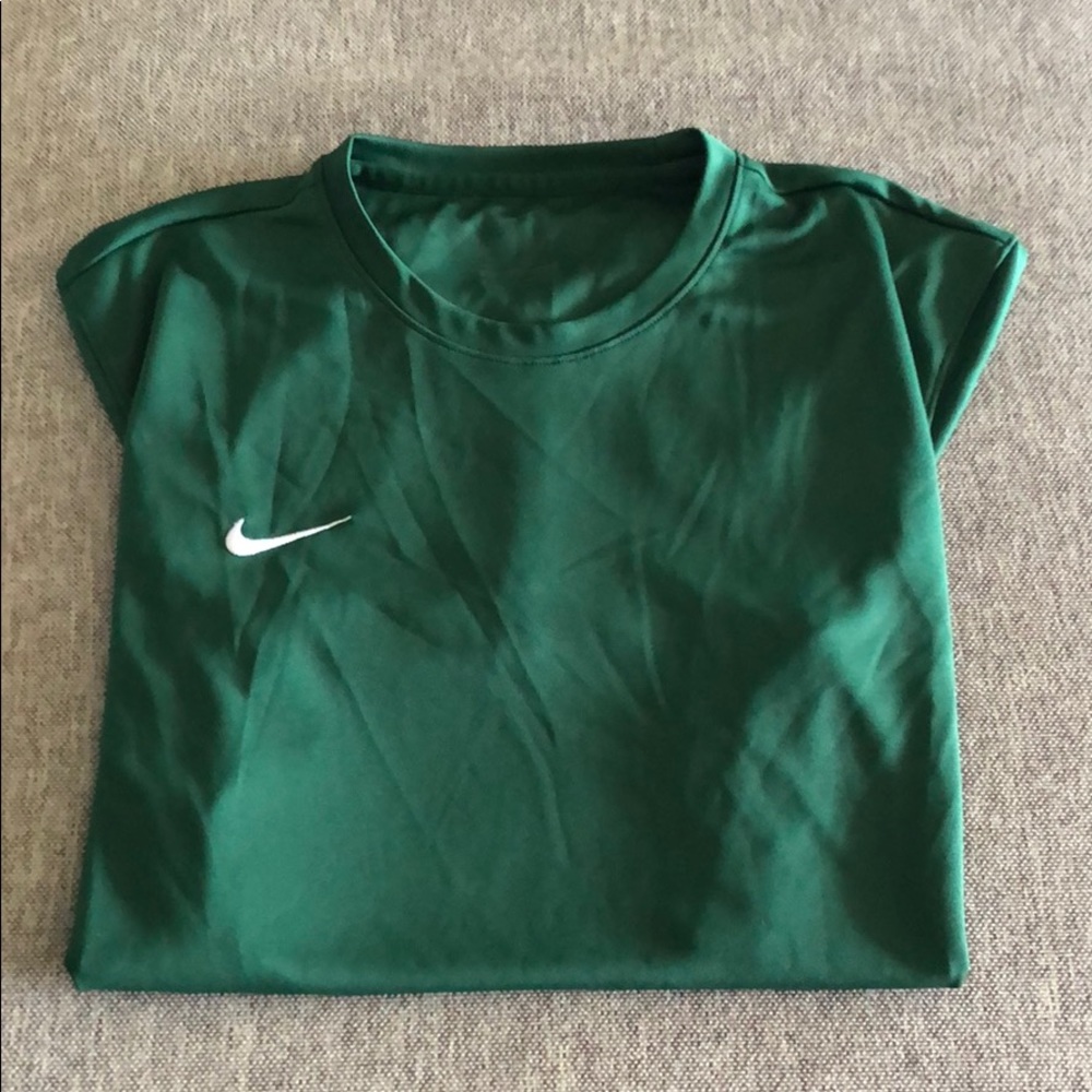 EUC Nike hunter green dri fit shirt. Medium